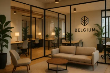 Image photoréaliste d’un espace de coworking moderne en Belgique, avec design personnalisé, éléments de marque et mobilier élégant reflétant l’identité d’une entreprise.