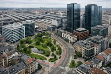Quartier d’affaires belge près d’une grande gare, avec bureaux modernes, tram et pistes cyclables.